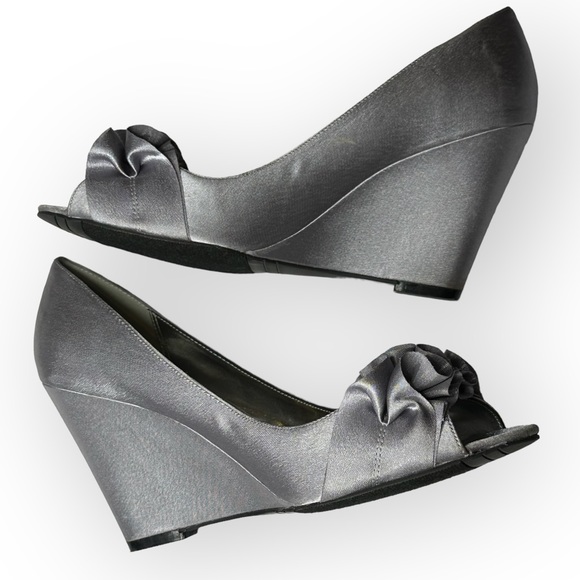 Touch Of Nina Silver Pewter PERTIE Peep-Toe Heels Pumps 8M - Picture 4 of 6